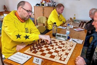 Vorletzte Schach-Runde beseitigt letzte Zweifel - An Brett 3 kassierte Ralph Bennewitz (l.) gegen Steffen Lohr die einzige Lengefelder Niederlage. Zum SVL-Sieg reichte es dennoch.