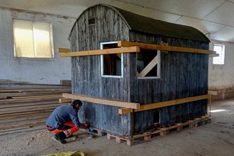 Vorm Abriss gerettet: Frühere KZ-Häftlingsbaracke im Vogtland zieht in Gedenkstätte um - Die Baracke wird mit Kanthölzern für den Transport vorbereitet.