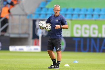 Vorm Derby: Warum der Co-Trainer des FSV Zwickau von seiner Zeit beim VFC Plauen schwärmt - Der Zwickauer Co-Trainer Daniel Rupf beim Aufwärmen der Mannschaft vor dem jüngsten Auswärtsspiel beim Chemnitzer FC.