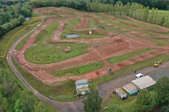 Vorm Internationalen Motocross in Thurm: 316 „Rasenmäher“ im Einsatz - Motocross-Strecke mit mehr als 300 Rasenmähern: Ehe die Maschinen am Wochenende an den Start gehen, betreiben die Schafe noch Geländepflege.