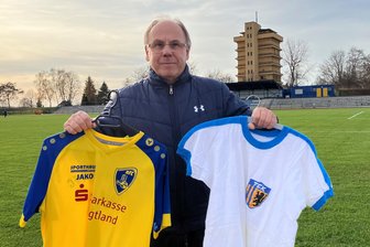 Vorm Pokalspiel des Chemnitzer FC beim Reichenbacher FC: Das sagt einer, der die Trikots beider Vereine trug - Bernd Richter ist als aktiver Fußballer einst viele Jahre im Trikot des FC Karl-Marx-Stadt und des Reichenbacher FC aufgelaufen. Das Foto zeigt ihn im Stadion am Wasserturm in Reichenbach.