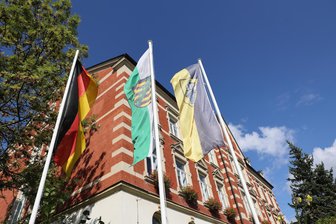 Vorm Rathaus in Beierfeld wehen künftig permanent Flaggen - Vorm Rathaus in Beierfeld wehen von nun an ständig die Fahnen.