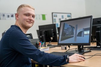 Vorreiter für diese Schule waren Lehrer aus dem Vogtland: Jetzt feiern sie und ihre Schüler das Jubiläum - Findige Köpfe wie Justin Brückner haben am Informatik-Gymnasium gelernt.