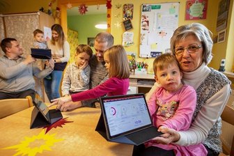 Vorreiter in der Region: Plauener Kita ersetzt Zettelwirtschaft durch neue App - Die Mitarbeiter der Kindertagesstätte Marienkäfer haben sich mit den Eltern ihrer Schützlinge vernetzt, um besser miteinander kommunizieren zu können. Erzieherin Ramona Bauer (rechts) und Kita-Leiter Matthias Hoffmann (Mitte) pflegen aber nach wie vor auch das direkte Gespräch.