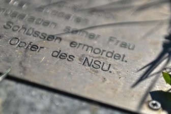 Vorschlag: Ein Dokuzentrum für drei - "Opfer des NSU" ist auf einer Gedenkplatte für die Opfer des Nationalsozialistischen Untergrunds (NSU) zu lesen.