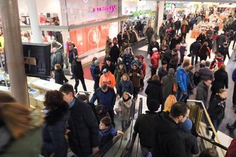 Vorschlag für mehr verkaufsoffene Sonntage in Chemnitz - Volle Rolltreppen in der Chemnitzer Galerie Roter an einem verkaufsoffenen Sonntag in der Adventszeit. 