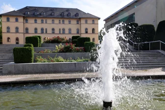 Vorschlag für Museumsumzug: Was wird dann aus dem Lichtensteiner Palais? - Eigentlich sollte das Lichtensteiner Stadtmuseum sich dauerhaft im Altbau des Kulturpalais (links) einrichten – doch daraus wird wohl nichts. Stattdessen gibt es Pläne für einen erneuten Umzug.