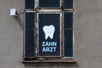 Vorschlag für Sachsen: Extra-Studienplätze für Zahnärzte und Apotheker auf dem Land? - Zur Sicherung der flächendeckenden medizinischen Versorgung in Sachsen soll nach dem Vorbild der Landarztquote auch bei Apothekern und Zahnärzten verfahren werden - sagt die CDU. Erste Reaktionen liegen schon vor.