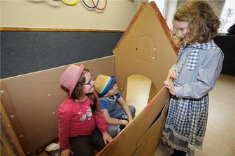 Vorschüler proben für Sommerfest im Kinderhaus Crimmitschau - Pia, Julius und Hellen (von links) haben Spaß bei der Probe.