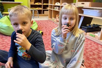Vorschule im Erzgebirge neu gedacht und gemacht: „Zuckertütenclub“ in Schwarzenberg stellt Konzept vor - Schnuppern und Düfte erkennen - eine spannende Aufgabe aus dem Bereich Natur für Hannes und Frieda.