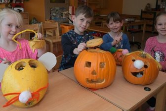 Vorschulkinder gestalten lustige Kürbisse -