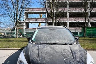 Vorsicht bei der Parkplatzsuche: Abriss der Neubauschule in Hainichen wirbelt Staub auf - Augen auf bei der Parkplatzsuche - in Hainichen läuft derzeit ein Hausabriss.