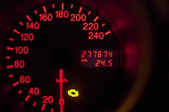 Vorsicht beim Auto-Kauf: Hat Ihr Gebrauchtwagen auch einen manipulierten Tacho? - 277.674 Kilometer klingt nach einer beachtlichen Laufleistung. Doch was, wenn dieser Gebrauchtwagen in Wirklichkeit schon ein Vielfaches dieser Distanz zurückgelegt hat?