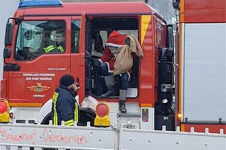 Vorsicht, brennender Weihnachtsbaum: Feuerwehr gibt Tipps für die Weihnachtsfeiertage - Zum Weihnachtsmarkt in Oederan am zweiten Adventswochenende spielte die freiwillige Ortsfeuerwehr Weihnachtsmann-Taxi.