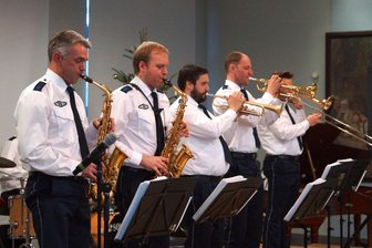 Vorsicht, Enkeltrick! In Flöha werden Senioren auf unterhaltsame Weise vor Betrügern gewarnt - Bei der Präventionsveranstaltung sorgten Musiker des Polizeiorchesters für Unterhaltung.