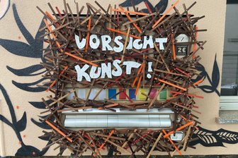 „Vorsicht Kunst“ – Welche Neuigkeiten hat der Reichenbacher Kunstautomat zu bieten? - Der Kunstautomat hängt am Neuberinhaus in Reichenbach.