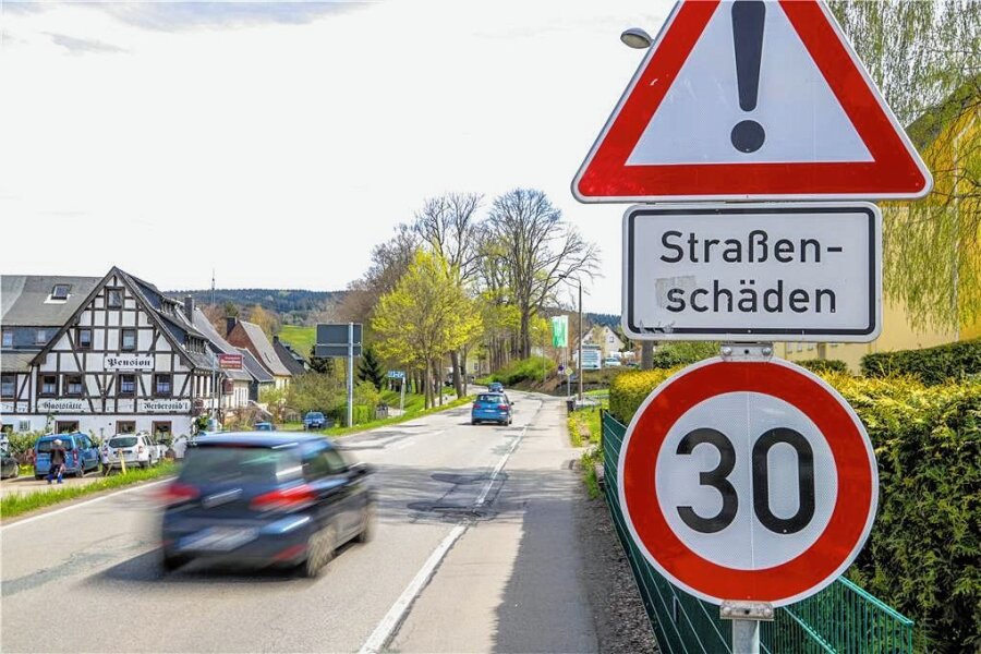 Vorsicht Staugefahr: Ab Montag wird weitere Staatsstraße in Zwönitz gesperrt - Die Annaberger Straße in Zwönitz wird ab Montag gesperrt. Aufgrund der schlechten Fahrbahn dürfen Autos nur 30 km/h fahren. Foto: Niko Mutschmann
