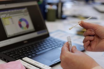 Vorsicht trotz aufgehobener Corona-Regeln: So reagieren Arbeitgeber im Erzgebirge auf die neue Situation - Homeoffice, regelmäßige Tests und Masken: Der Arbeitsalltag war in den vergangenen Monaten von vielen Auflagen geprägt. Doch nun können Unternehmen mit Blick auf das Infektionsgeschehen selbst entscheiden, wie viele und welche Schutzmaßnahmen sie ergreifen und anbieten.