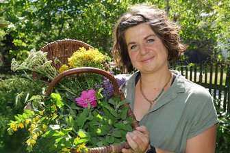 Vorsicht, Verwechslungsgefahr: Kräuterfee aus dem Erzgebirge klärt über Heilpflanzen auf - Lissy Schön hat sich mit ihrem „Kräuterreich" selbstständig gemacht.