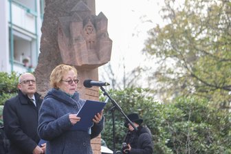 Vorsitzende der Jüdischen Gemeinde Chemnitz: Krieg bringt keine Lösung der Konflikte - Ruth Röcher, die Vorsitzende der Jüdischen Gemeinde Chemnitz, während ihrer Ansprache an der Gedenkstele für die 1938 zerstörte Synagoge am Stephanplatz.