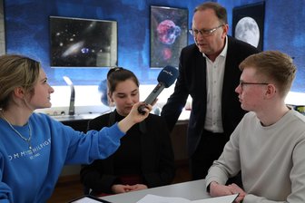 Vorsitzender der Astronomischen Gesellschaft Greiz ist Thüringer des Monats - Reporterin Johanna Ratz lässt sich von Mathias Thiel und Schülern über die Greizer Astronomen berichten.