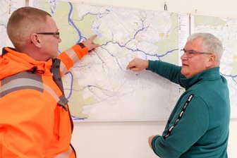 Vorsorge bei Starkregen in Rossau: Rote Felder auf den Karten bedeuten Risiko - Bürgermeister Dietmar Gottwald (rechts) bespricht mit Martin Reinke vom Bauamt die Ergebnisse der Analyse zum Gefahrenpotenzial bei Starkregenereignissen in Rossau. Aufbauend darauf soll ein Konzept erarbeitet werden, das Empfehlung gibt, wie besonders gefährdete Bereiche besser vor Schäden geschützt werden können.