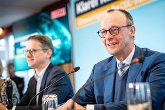 Vorstandsklausur: Die CDU auf der Suche nach einem konservativeren Profil - Friedrich Merz, (r.) Bundesvorsitzender der CDU, und sein Generalsekretär Carsten Linnemann im Tagungsraum der zweitägigen Sitzung des Bundesvorstandes.