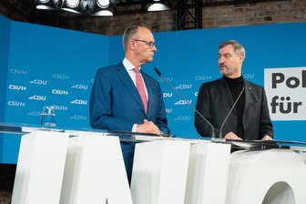 Vorstellung der Wahlprogramme: Zwischen Lügenvorwürfen und „Tünkram“ - Stellten das gemeinsame Unionswahlprogramm im Berliner Hotel „Telegraphenamt“ vor: CDU-Parteichef und Kanzlerkandidat Friedrich Merz (l.) mit CSU-Parteichef und Ministerpräsidenten Markus Söder.