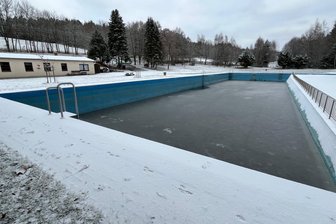 Vorstoß: Bad-Rettung im Vogtland auf mehr Schultern verteilen - Das gut 60 Jahre alte Waldbad in Triebel muss saniert werden.