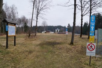 Vorstoß für Ganzjahresstrecke findet erneut keine Mehrheit - Der Loipeneinstieg in das Tourismusgebiet am Kreisverkehr Schöneck.Mehrere Informationstafeln zu den Möglichkeiten für Bike-Touren sowie zum Loipensystem sind bereits installiert. 