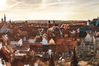 Blick auf die Altstadt 2020, ein Motiv der Einladung zur Einheits-Festveranstaltung: 166 Millionen Euro sind allein aus Städtebaufördermitteln von 1990 bis 2020 verbaut worden. 