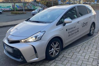 Vorstoß im Stadtrat: Legt Chemnitz bald Mindestpreise für Uber fest? - Die Mietwagenfirmen sind in Chemnitz teilweise mit Uber-Werbeaufdruck unterwegs.
