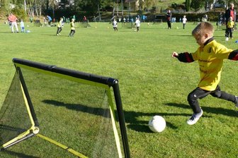 "Vorteile liegen auf der Hand" - Das Runde muss auch künftig ins Eckige. Nur dass die Tore deutlich kleiner sind als gewohnt und es auf jedem Feld mehrere gibt - da braucht es Präzision. Ab der Spielzeit 2024/25 soll dieses Wettkampfmodell in Turnierform in den Altersklassen der G- bis E-Jugend die klassische Art ersetzen. 