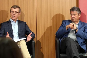 Vortrag im Malzhaus: Krisen, Kriege, Konkurrenz: Wo steht Deutschland in der neuen Weltordnung? - Christoph von Marschall (l.) und Ex-Bundesaußenminister Sigmar Gabriel (SPD) debattierten schon öfter.