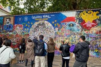 Vortrag in Chemnitz: Wie Mick Jagger in den Fokus der Stasi geriet - Die John-Lennon-Mauer in Prag ist eine Street-Art-und Graffiti-Wand, die seit den 1960er-Jahren von Fans mit Liebesgedichten und politischen Botschaften beschrieben und seit den 1980er-Jahren mit von John Lennon inspirierter Street-Art und Teilen von John-Lennon- und Beatles-Liedtexten bemalt wird.