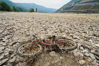 Vortrag in Erlau: Wie lässt sich dem Klimawandel begegnen? - Unter anderem um Dürre - hier das fast ausgetrocknete Flussbett des Rheins im Sommer 2022 - geht es in Erlau bei einem Vortrag. 