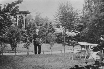 Vortrag in Hohenstein-Ernstthal: Der Abenteuerschriftsteller Karl May als Gärtner - Um Karl May und seinem Garten in Radebeul geht es am Freitag in einem Vortrag.