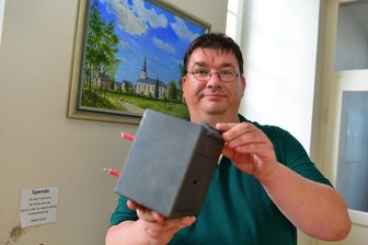 Vortrag in Oederan: Michael Kreskowsky erzählt Wissenswertes über Teddybären - Michael Kreskowsky, hier mit einer Spendenbox in Grünlichtenberg, ist in der Region bekannt für seine museumspädagogischen Angebote.