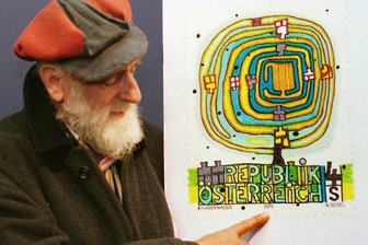Vortrag in Plauen über Friedensreich Hundertwasser - Friedensreich Hundertwasser im Jahr 1997 mit einem seiner Werke: einer österreichischen Briefmarke.