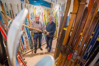 Vortrag in Schönheide erzählt von Skiherstellung in der DDR: Diese Produkte machten Weltmeister - Joachim Stöhr (links) und Gottfried Fuchs vom Verein Historische Skitruhe in der Ausstellung mit historischen Skiern.