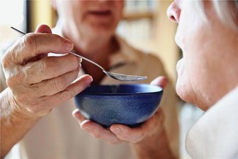 Vortrag informiert über Leistungen der Pflege - Über das Thema „Leistungen der Pflegeversicherung“ informiert eine Beraterin.