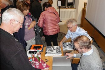 Vortrag über berühmten Fotografen sorgt für volles Haus in Rochlitz - Bis Jens Hering (blaues Hemd) und Dirk Tolkmitt nach der Lesung das letzte Exemplar des neuesten Buches über Rudolf Zimmermann signiert hatten, dauerte es ein wenig. Der rund zweistündige Vortrag lockte rund 50 Interessierte in die Stadtbibliothek.