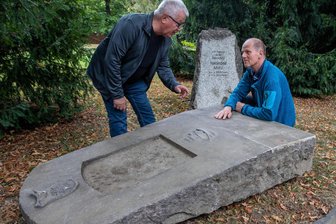 Vortrag über Plauener Heimatforscher und Seefahrer Ferdinand Mohr - Gert Müller (links) und Ulrich Franke an dem Grabstein, der zu Ferdinand Mohr gehören könnte.