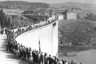 Vortrag zu vogtländischen Talsperren im Plauener Vogtlandmuseum - Am 4. Oktober 1964 wurde die Talsperre Pöhl übergeben. Viele Bürger standen auf der Staumauer