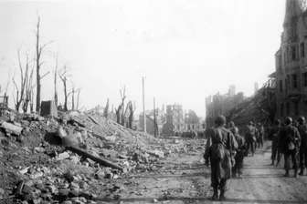 Vortrag zum Thema „Bomben auf Plauen“ am Donnerstag im Vogtlandmuseum - Soldaten auf dem Weg vom Tunnel zum Neustadtplatz. Dort, wo jetzt eine zweispurige Straße entlangführt, standen einst Häuser. Sie wurden im Krieg völlig zerstört.
