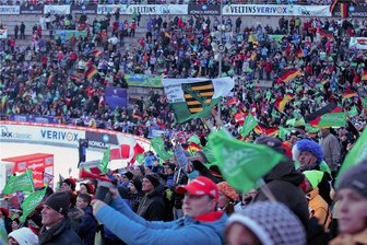 Vorverkauf für Skrisprung-Weltcup in Klingenthal hat begonnen - Das Klingenthaler Rund beim Skisprung-Weltcup 2014- die Veranstalter hoffen, dass auch in diesem Jahr viele Besucher zu dem Wintersport-Höhepunkt in die Vogtland-Arena kommen.