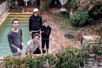 Die Rockband Annen May Kantereit aus Köln: Gitarrist Christopher Annen (links), Schlagzeuger Severin Kantereit (Mitte vorn), E-Bassist Malte Huck (Mitte hinten) und Sänger Henning May. 