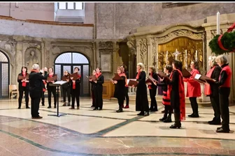 Vorweihnachtliche Premiere in Augustusburg: Choryfeen musizieren erstmals mit der Lautengilde Chemnitz - Die Augustusburger Choryfeen beim Weihnachtssingen 2022 in der Dresdner Kreuzkirche.