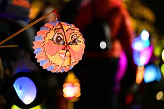 Vorweihnachtliches Markttreiben mit Lampionumzug lockt nach Jocketa - Am Wochenende sorgen kleine und große Lampionträger für stimmungsvolles Licht in Jocketa.
