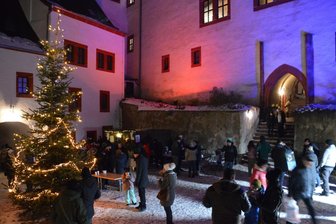 Vorweihnachtszeit in der Region Rochlitz auf der Zielgeraden: Tipps fürs vierte Adventswochenende - Besonders in den Abendstunden wird es auf Schloss Rochsburg beim romantischen Adventsmarkt gemütlich und stimmungsvoll.